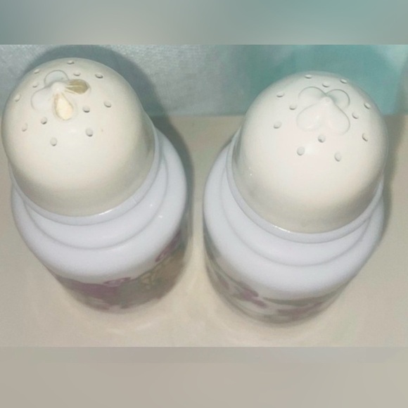 Vintage Avon Milk Glass Floral Salt & Pepper Shaker Set Retro Kitchen Decor - Picture 4 of 6